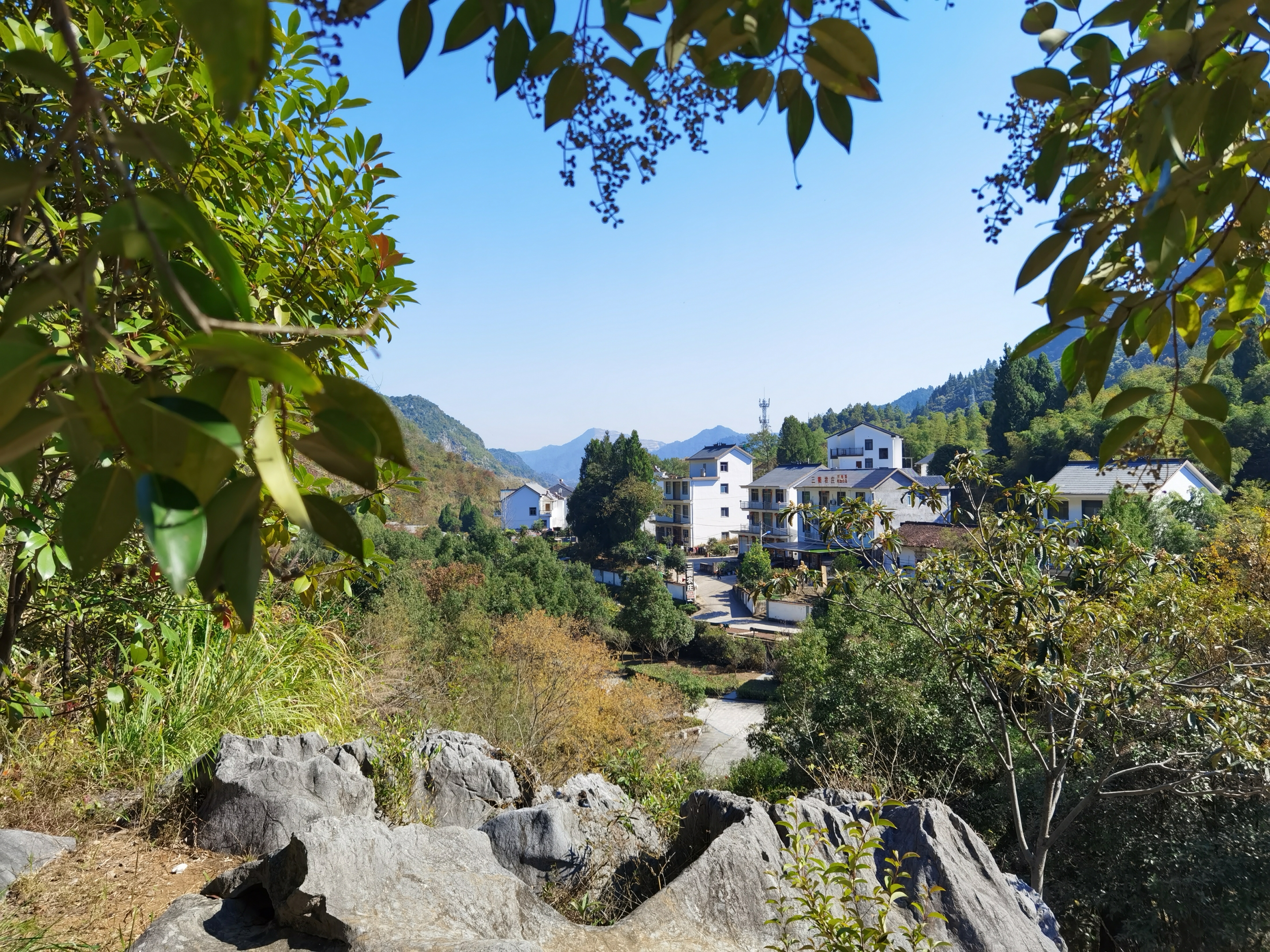 俯瞰山下,美丽乡村,白墙墨瓦,农家小院,炊烟袅袅.