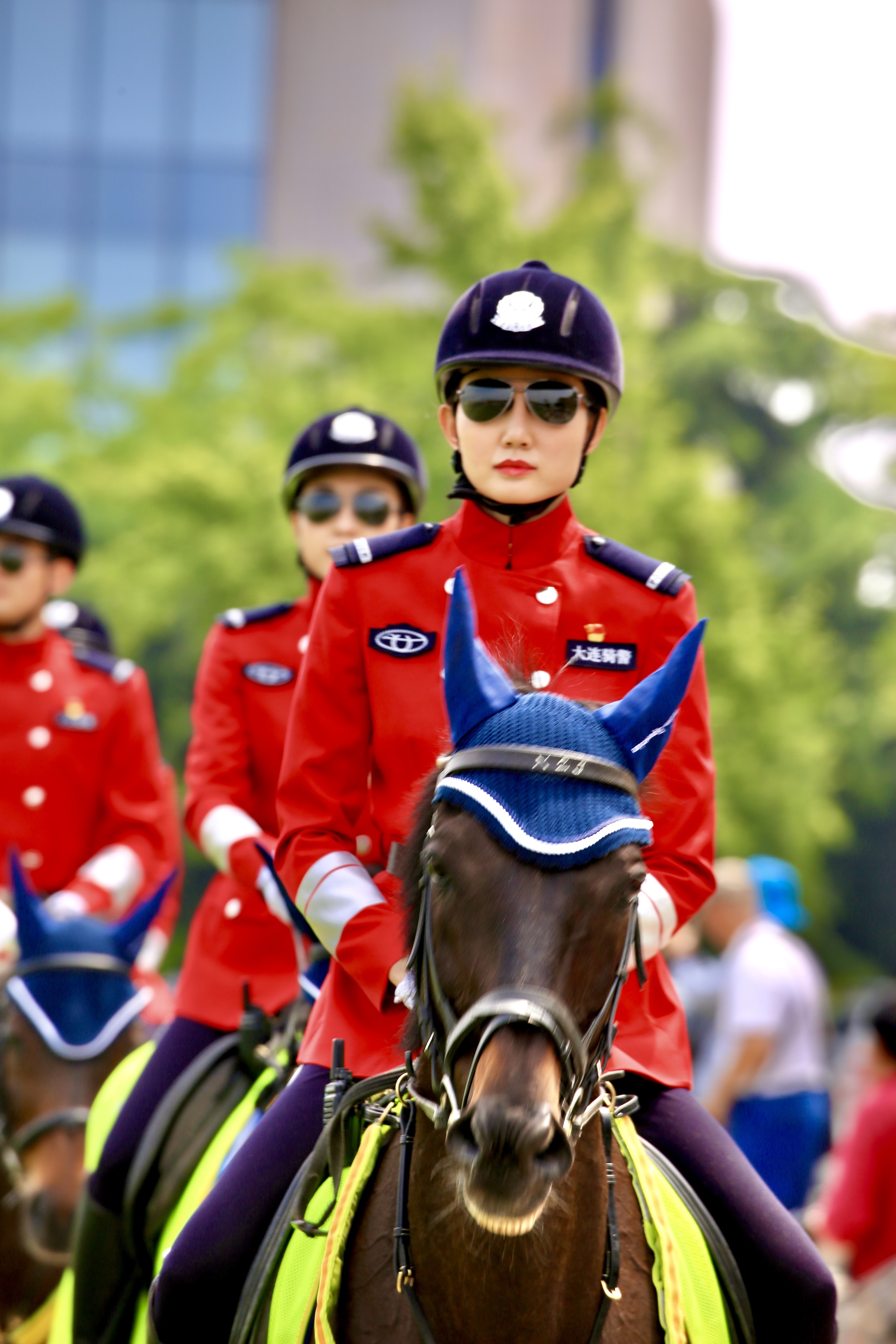 在绿草如茵的人民广场上,被誉为"华夏警花第一骑"的女子骑警队,飒爽