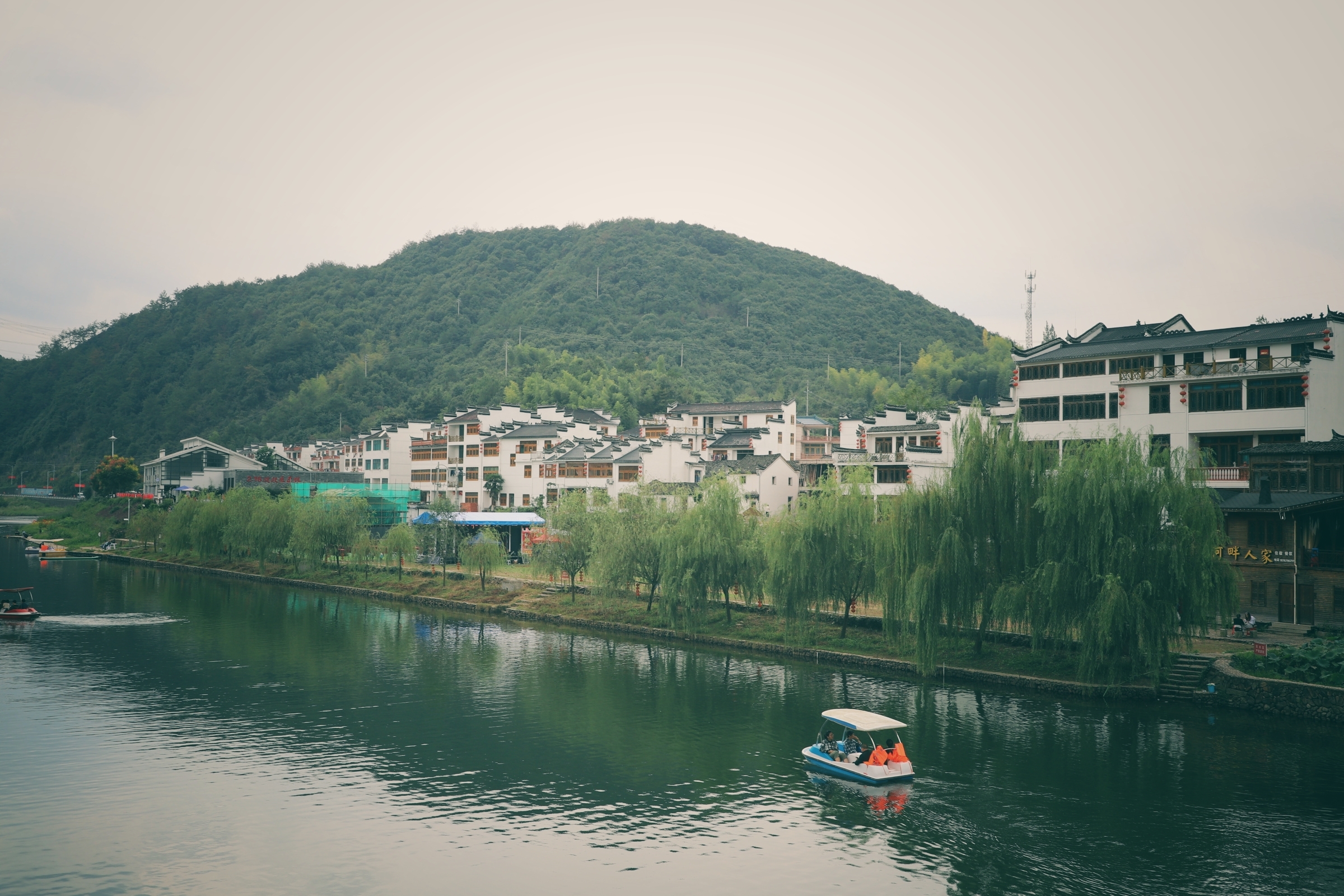 悠然见南山",这是田园诗人陶渊明笔下的风雅情怀,浦江上河村"诗人小镇