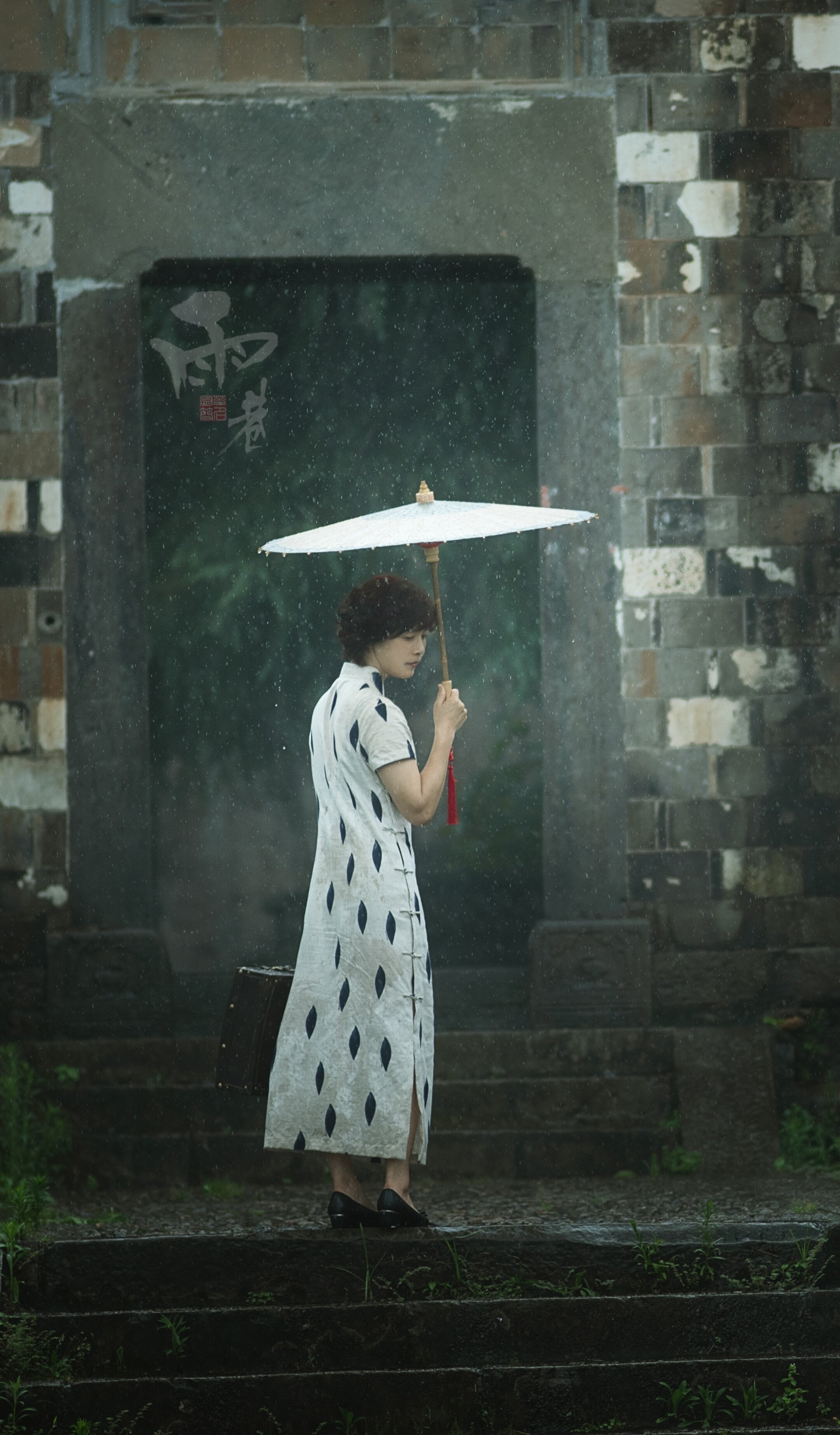 简明老师vv号:972634759 感谢简明老师精美摄影 走进那雨巷里 便无数