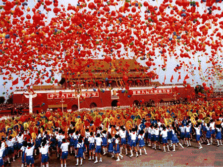 铺展故事里,有开放的特区敢为人先故事里,有回归的港澳游子团圆故事里