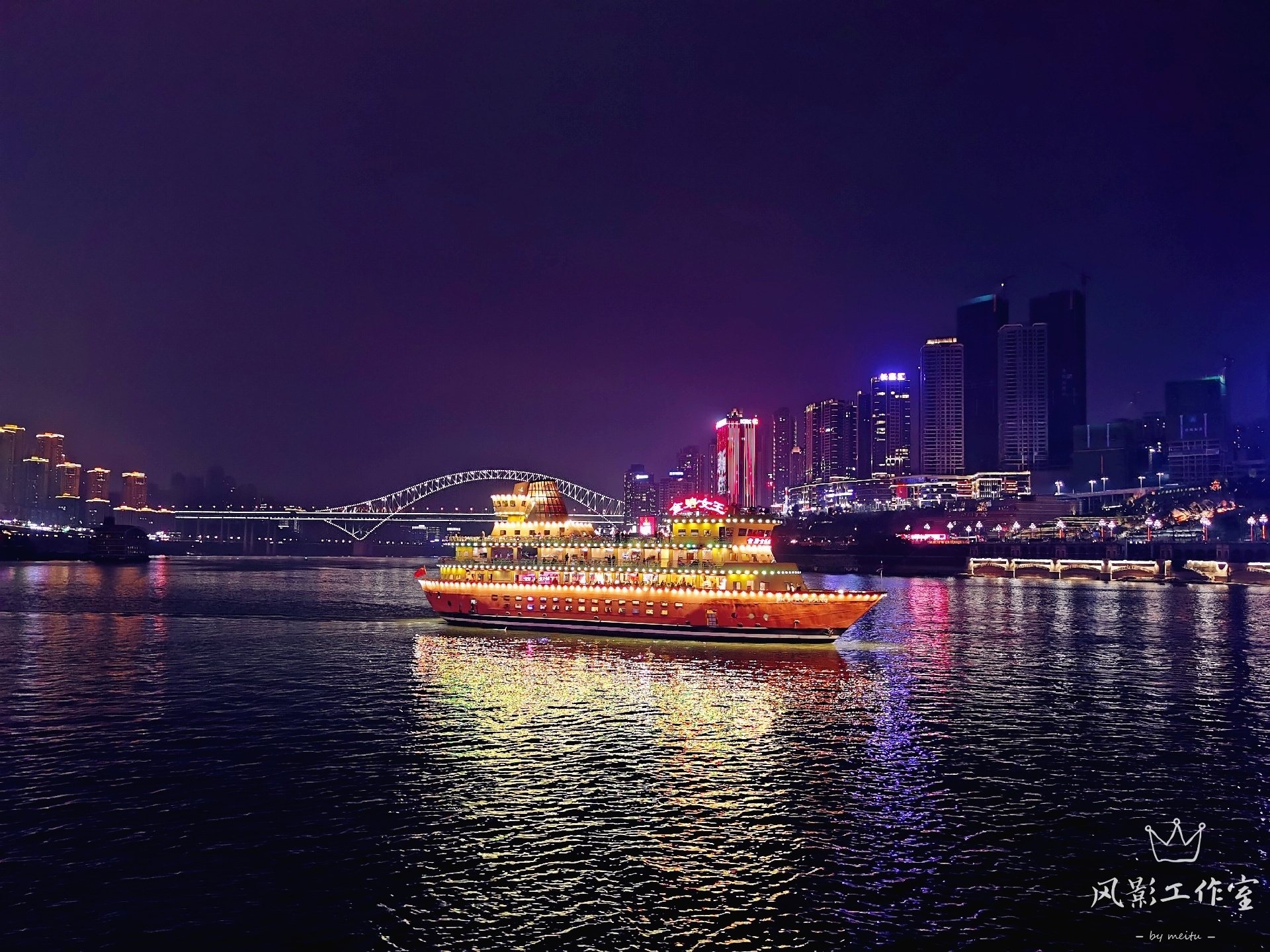 琉璃摄影重庆嘉陵江畔高楼下的那片夜景