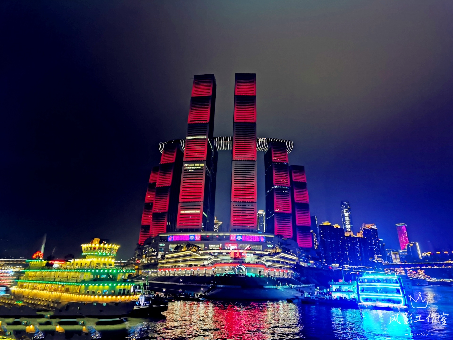 琉璃摄影重庆嘉陵江畔高楼下的那片夜景