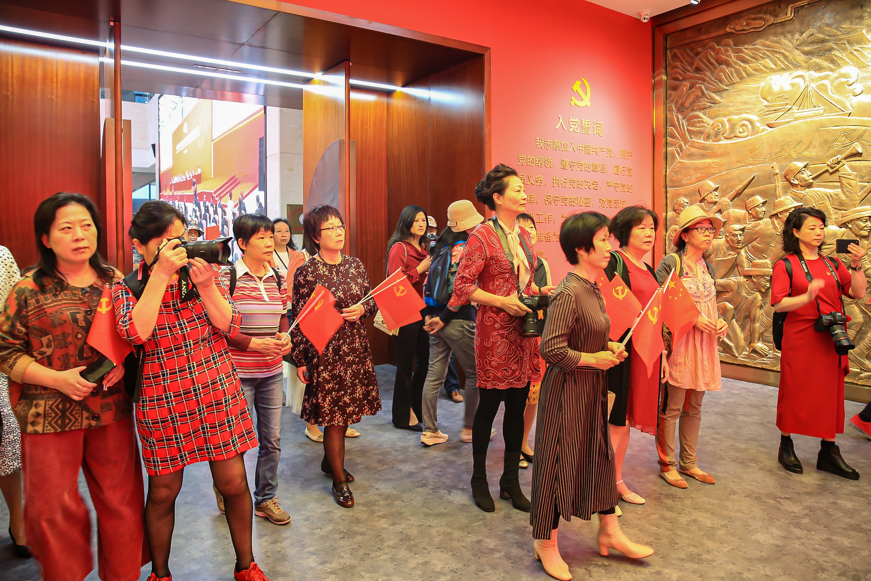 3月21日,深圳市女摄影家协会举办"鹏城巾帼心向党,双区建设她