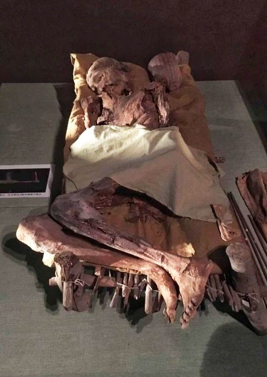 沉睡千年的吐鲁番出土干尸及其随葬物品展在新疆吐鲁番博物馆古干尸