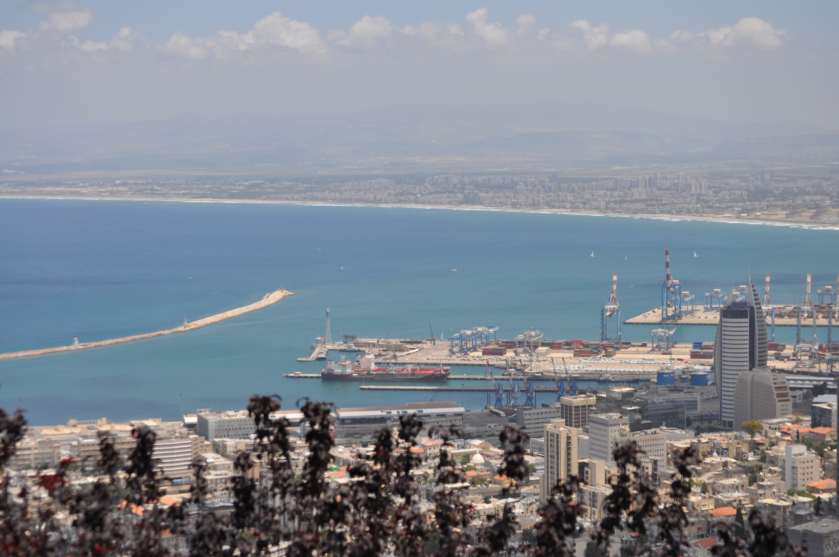 这座港口城市是以色列仅此于耶路撒冷 和 特拉维夫的第三大城 市.