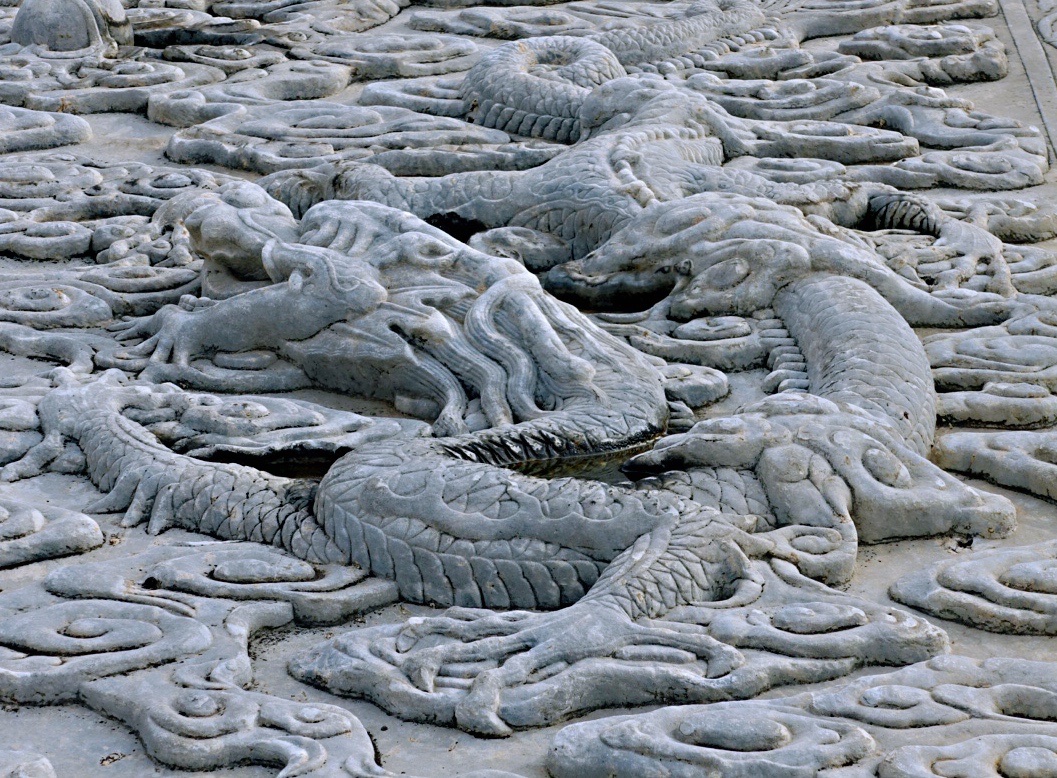 紫禁城最大的云龙大石雕,中央为九条蛟龙,下端为福山寿海,雕