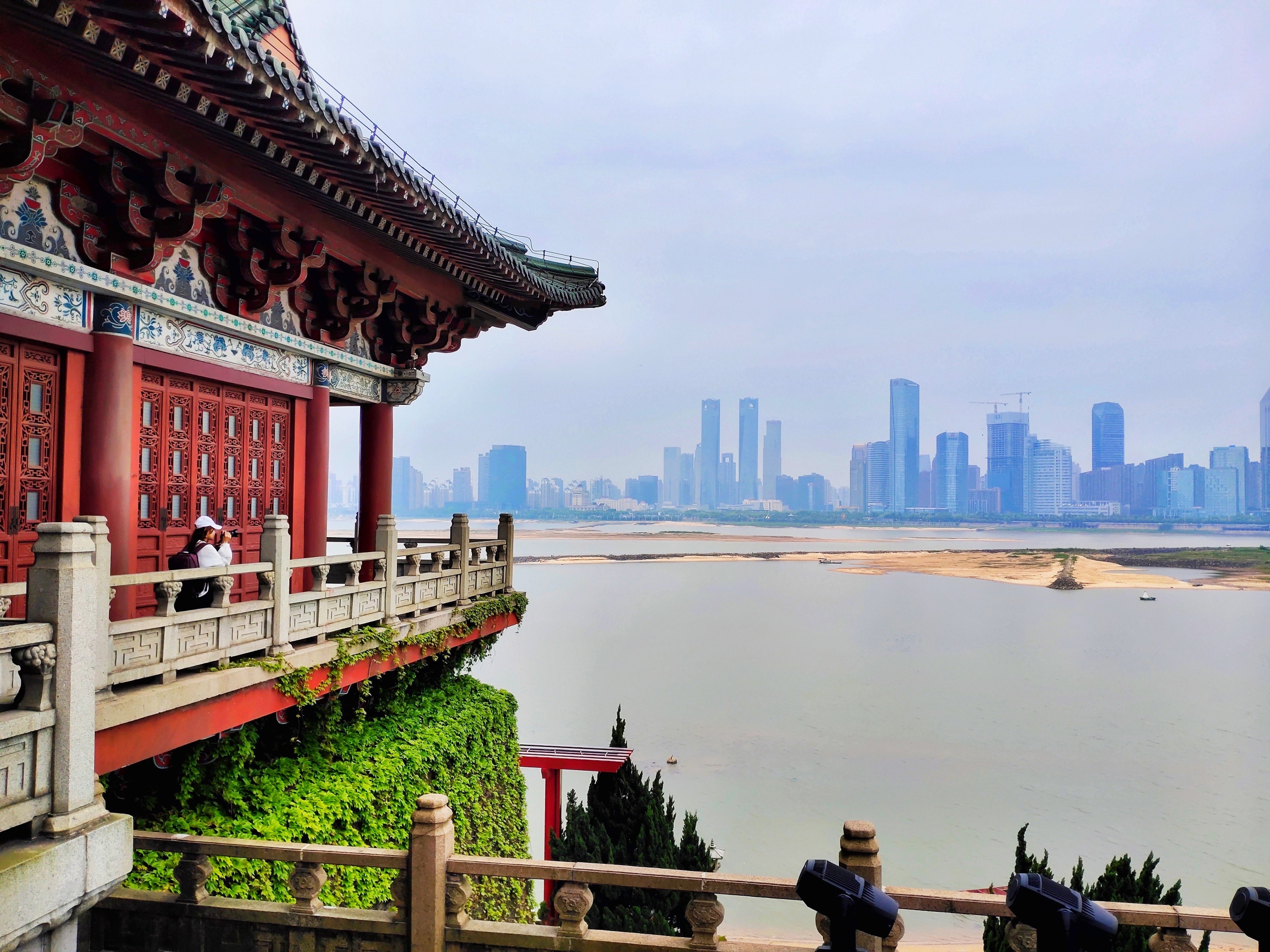 滕王阁坐落在江西省南昌市东湖区赣江之滨,是中国古代皇家楼阁,建筑