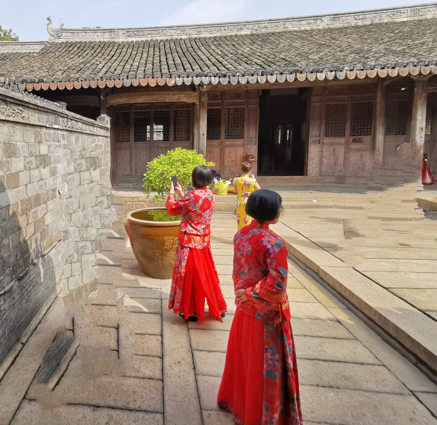 现存有都堂第,状元府第,圣旨门巷,世大夫祠,布政司祠,青石门台,花