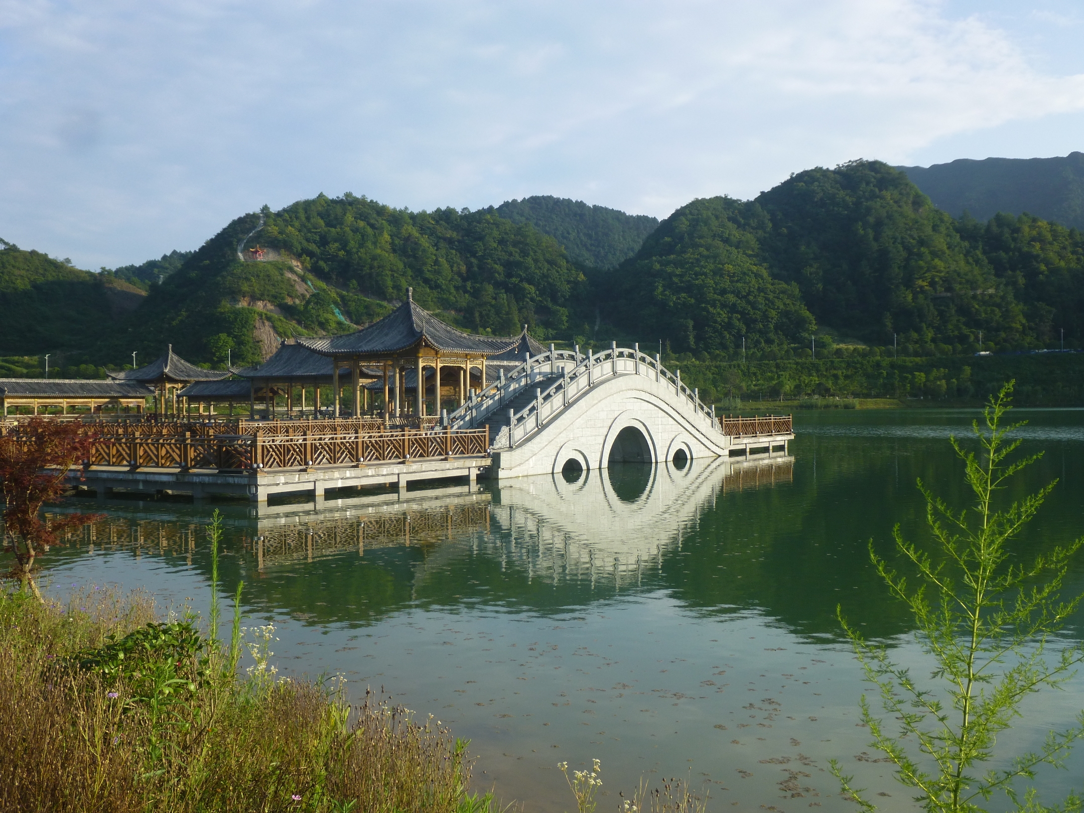 都匀市杉木湖中央公园是国家aaa 级景区,位于黔南苗族布衣族自治州