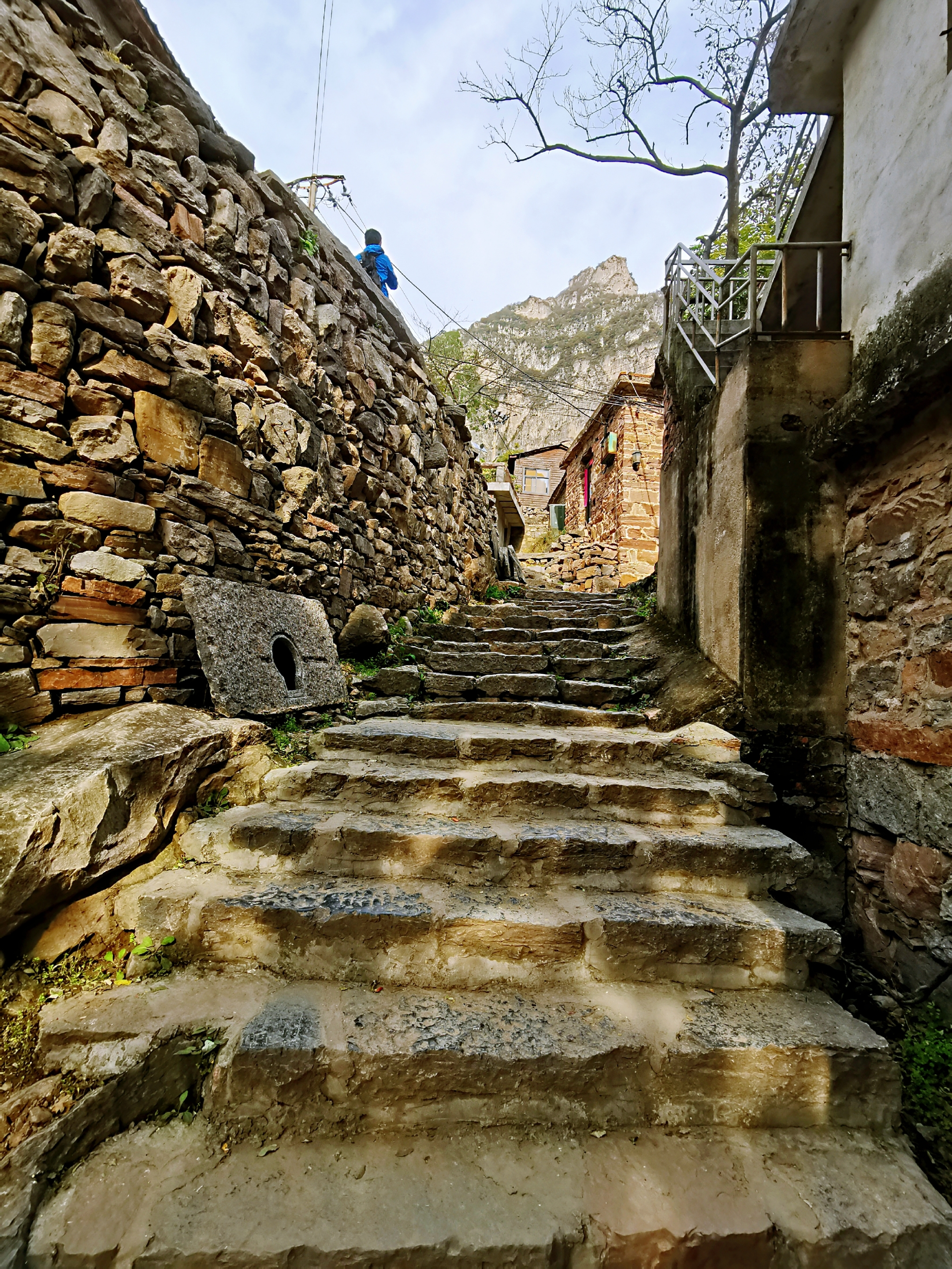 幽静的乡村石板路.