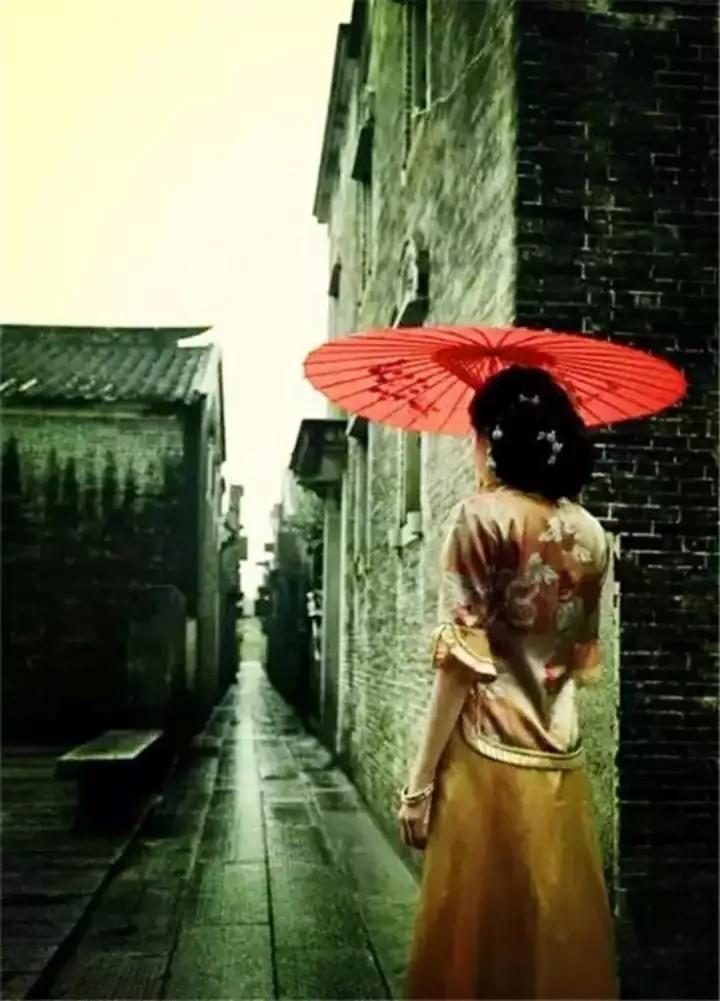 撑着油纸伞, 独自彷徨在悠长,悠长 又寂寥的雨巷 我希望逢着一个 丁香