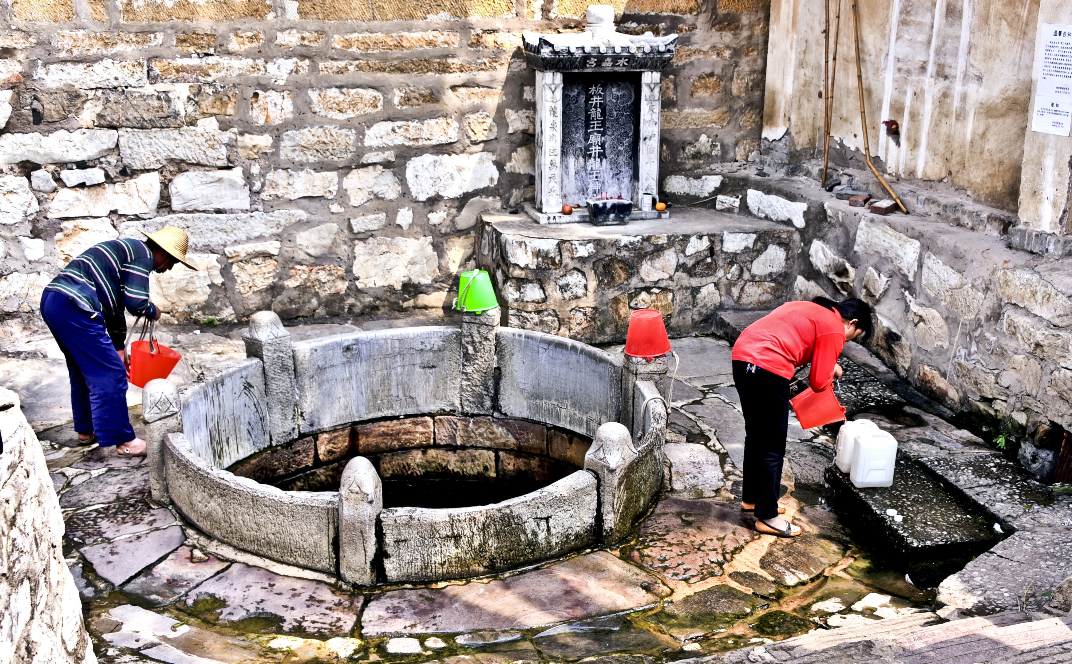 《建水大板井》摄影: 陈公林(上海)