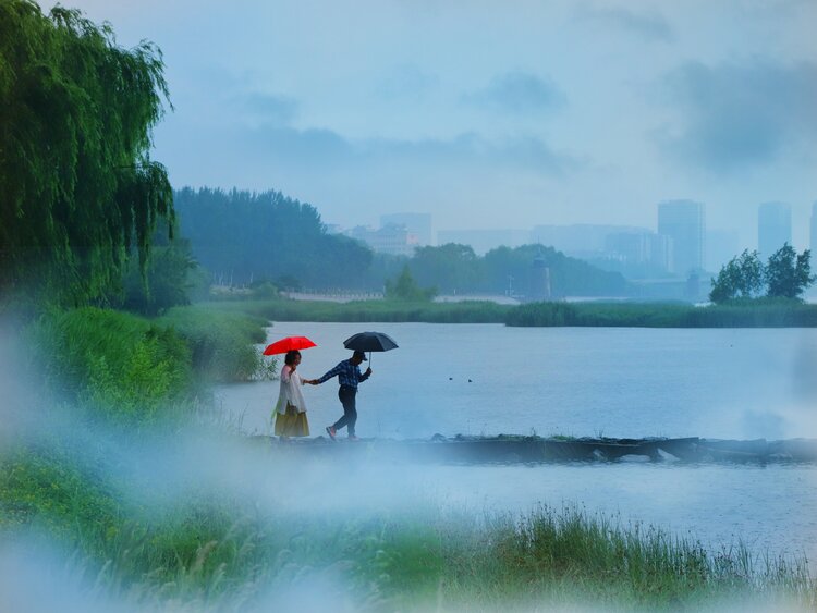 烟雨凌河人工湖,昆仑东北地区连续多天下雨,凌河风景区烟雨濛濛,如同