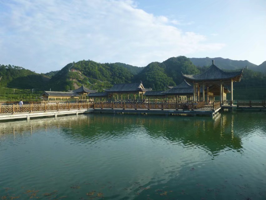 都匀市杉木湖中央公园是国家aaa 级景区,位于黔南苗族布衣族自治州