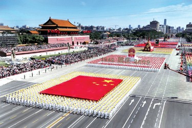 伴着中国人民解放军军歌的旋律 一个个方队次序前行 口号的声音山呼