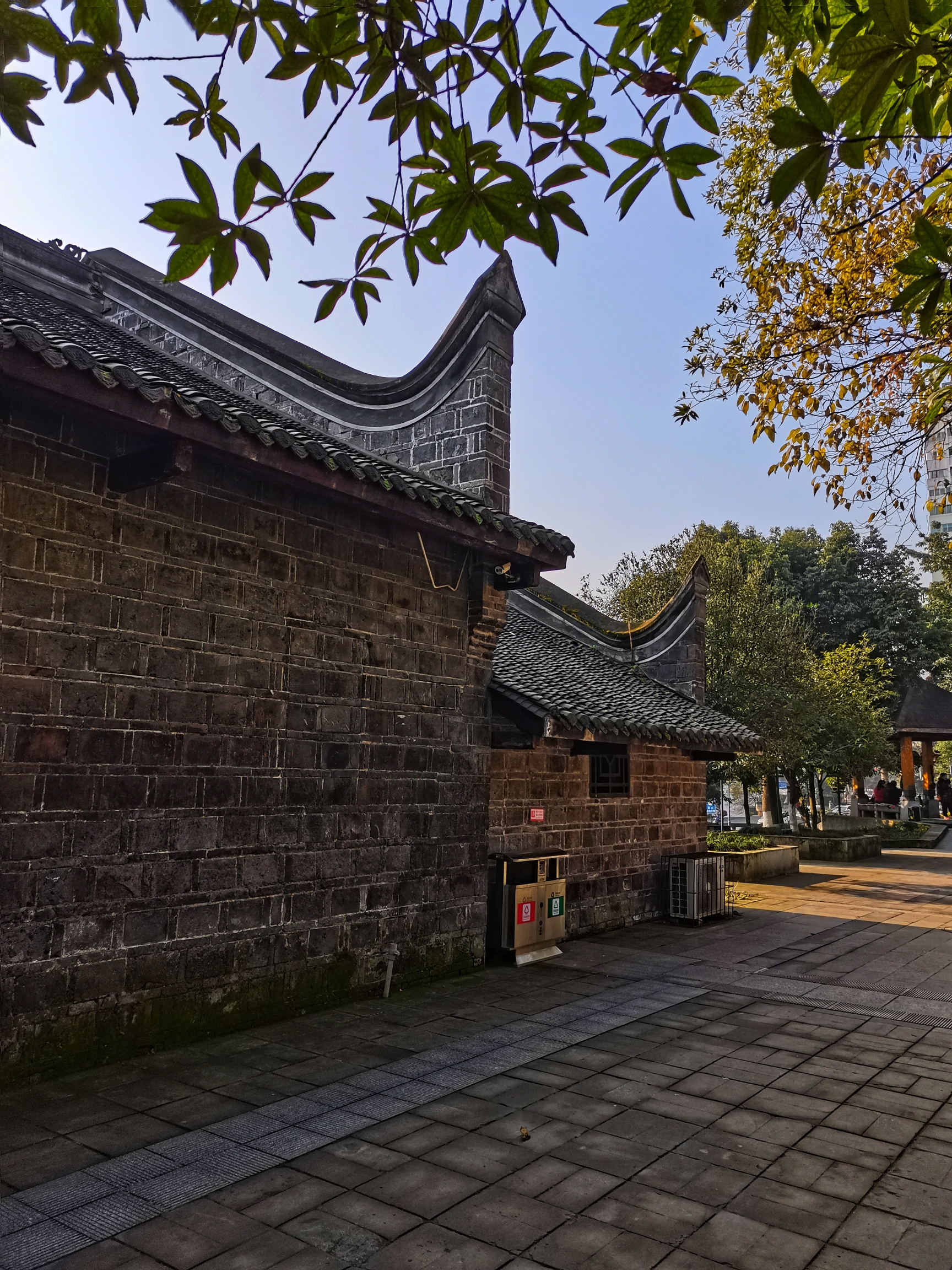 和众多的文物古迹,铸就了今天"历史文化名城"的桂冠,而冠英街就是这顶
