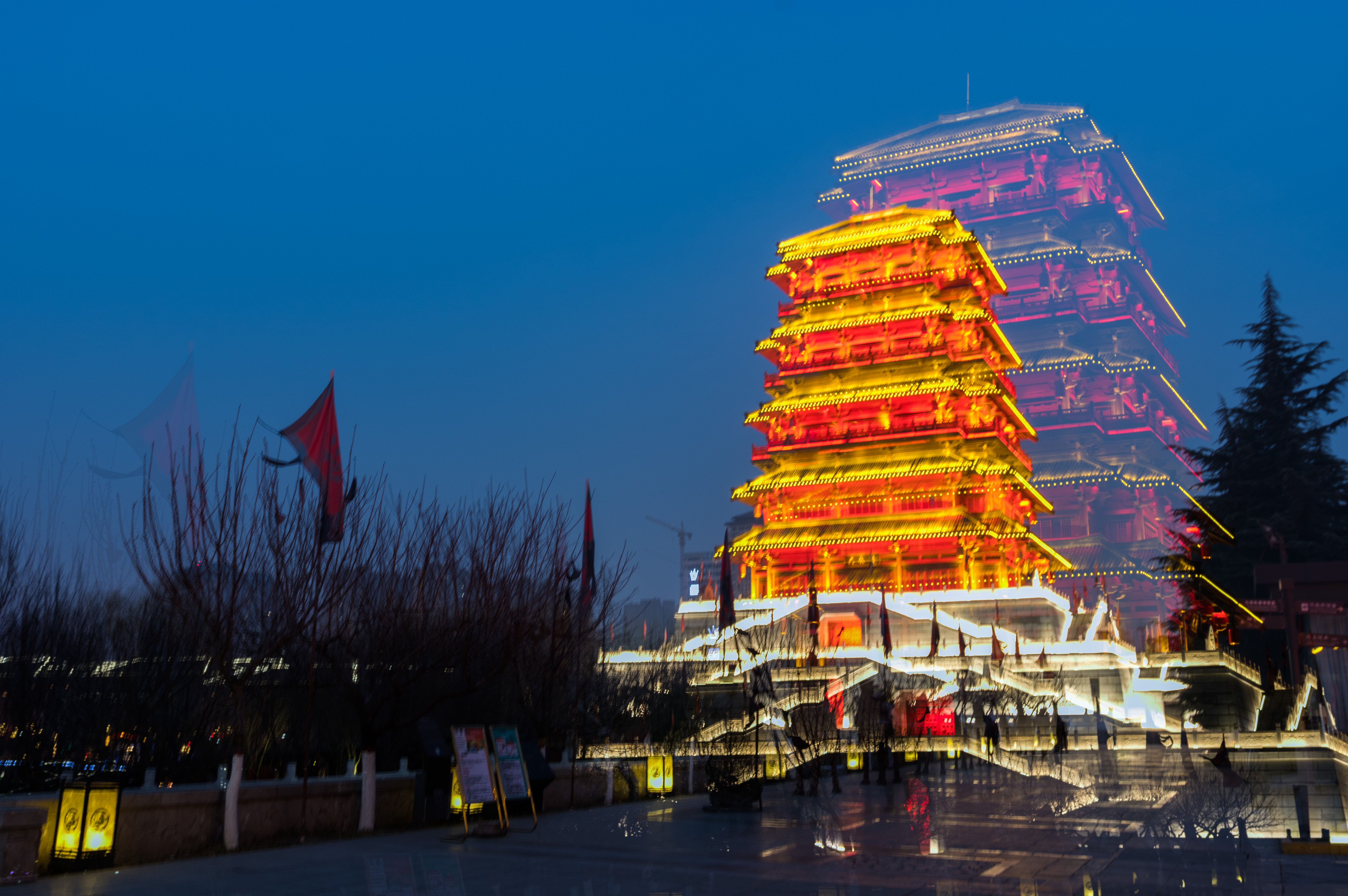 大风阁是汉城湖遗址公园的一个标志性建筑.