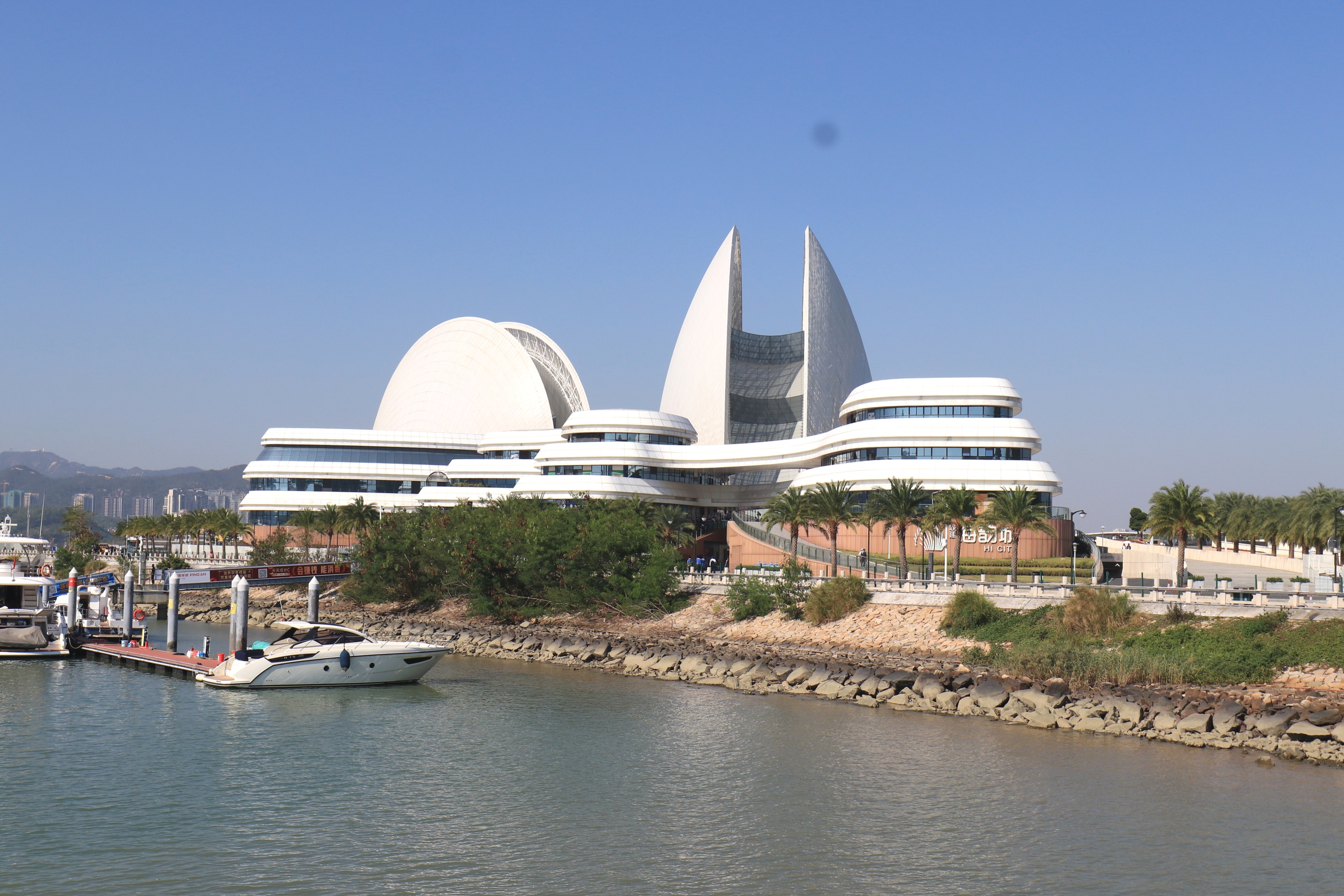 大剧院位于珠海情侣路野狸岛海滨,是中国唯一建设在海岛上的歌剧院,总