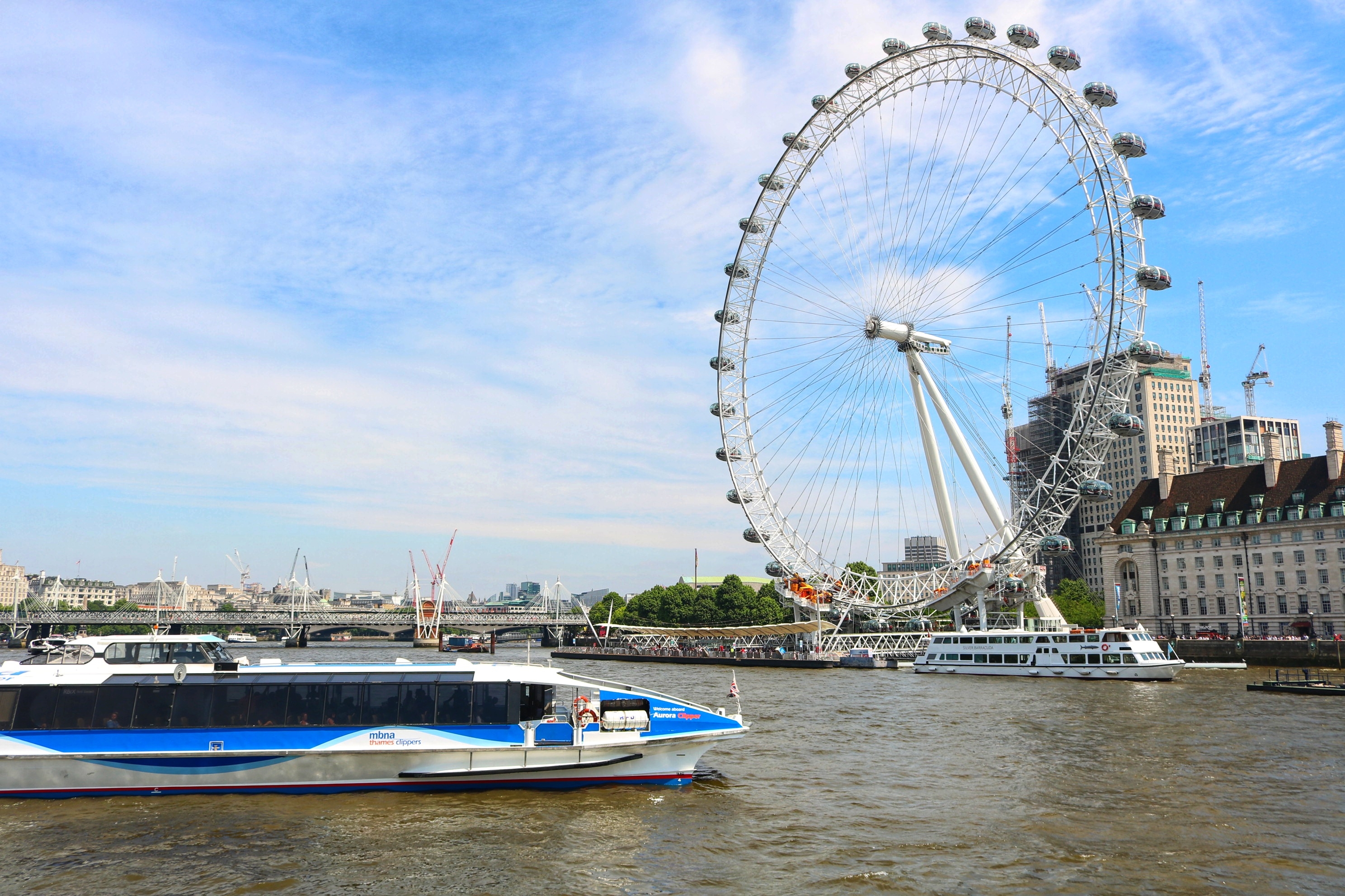 "伦敦眼"坐落在英国伦敦泰晤士河畔,为庆祝新千年而建造