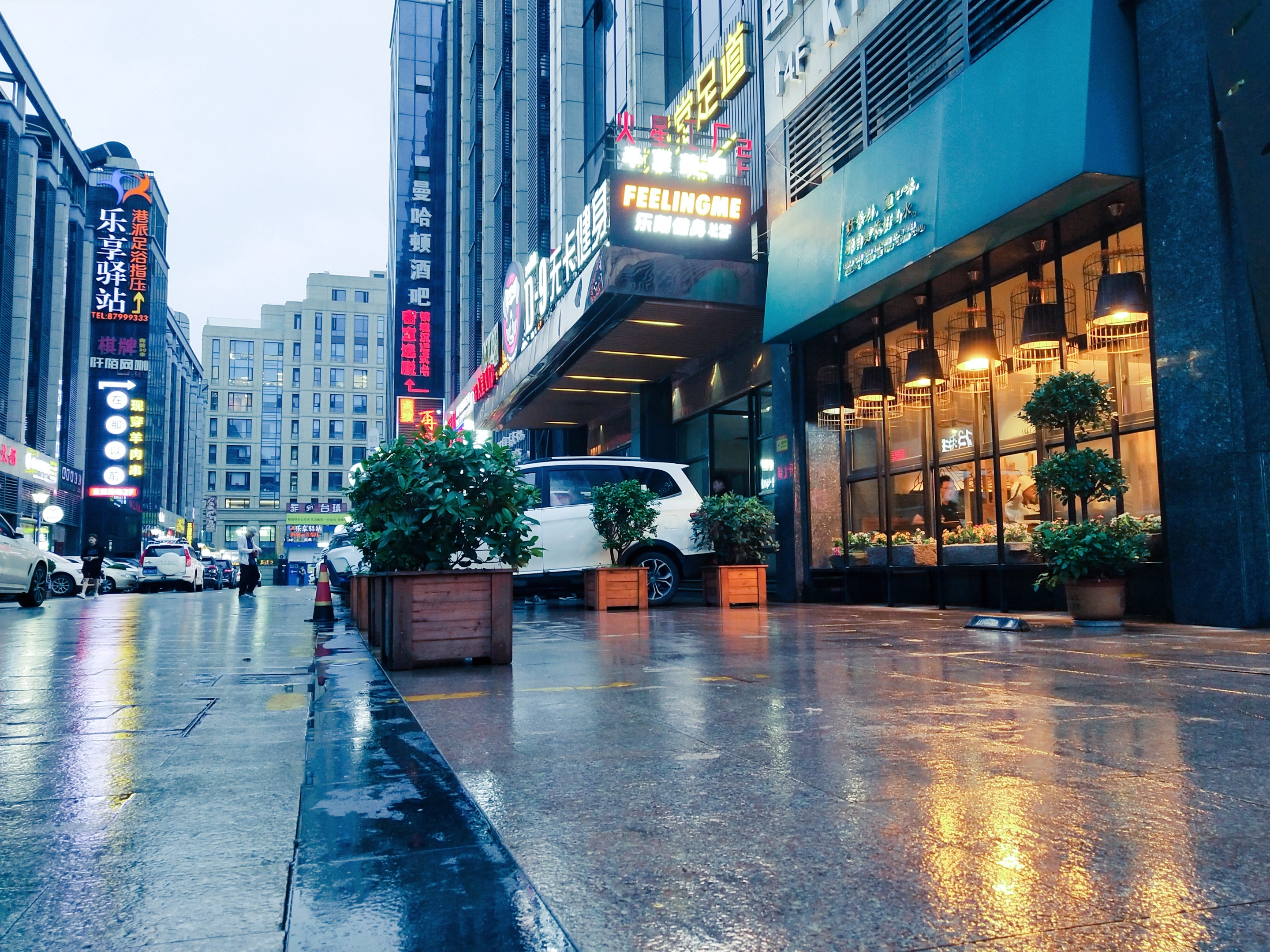 雨中街景首发