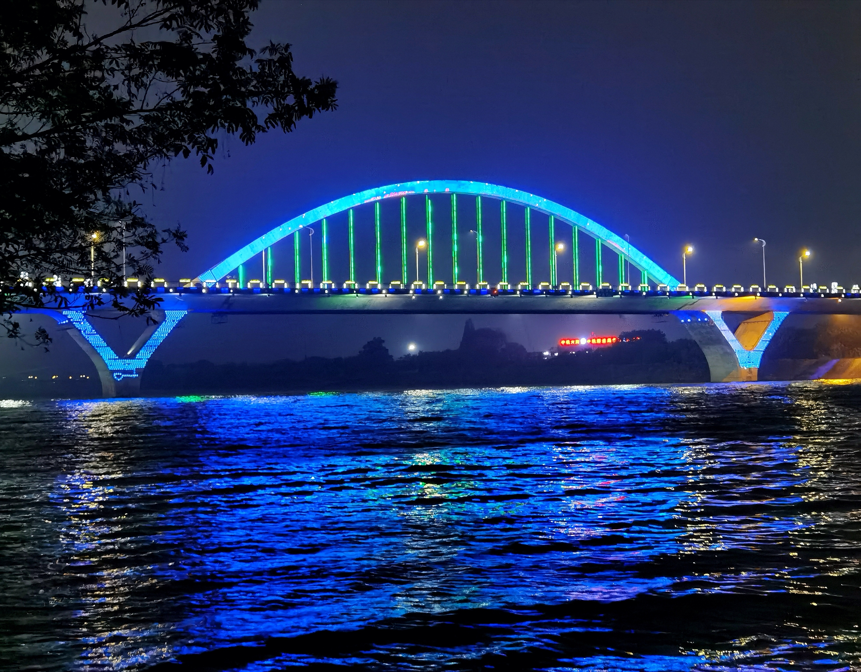 夜幕下的衢江大桥成了一道风景线. 谢谢你的观看!