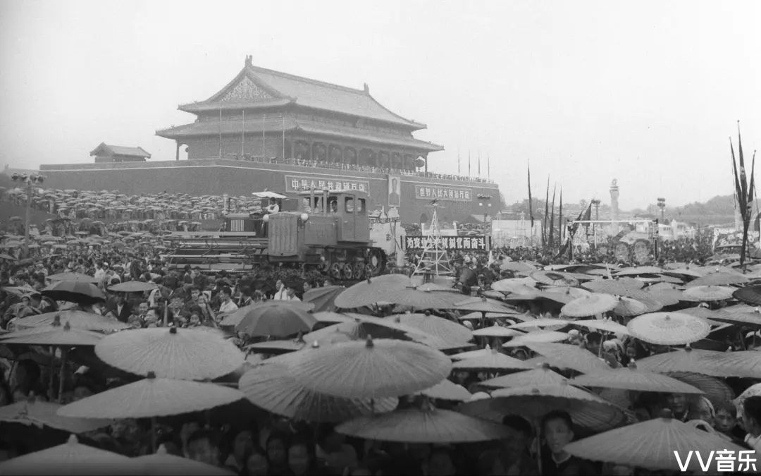 8—1956年—阅兵式在大雨中进行这是新中国成立后唯一一次雨中