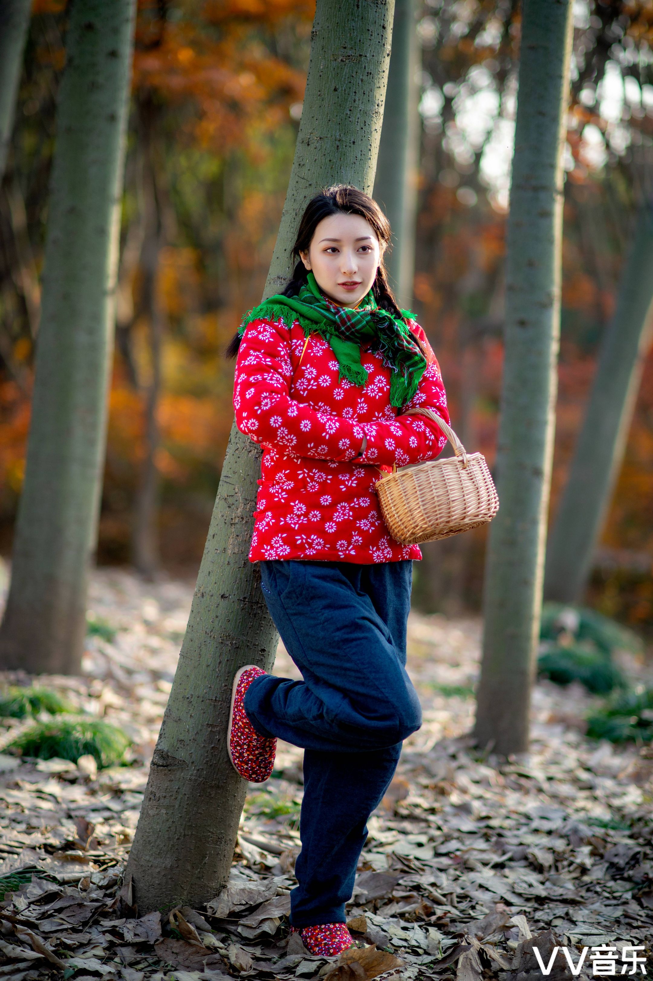 村里有个姑娘叫小芳