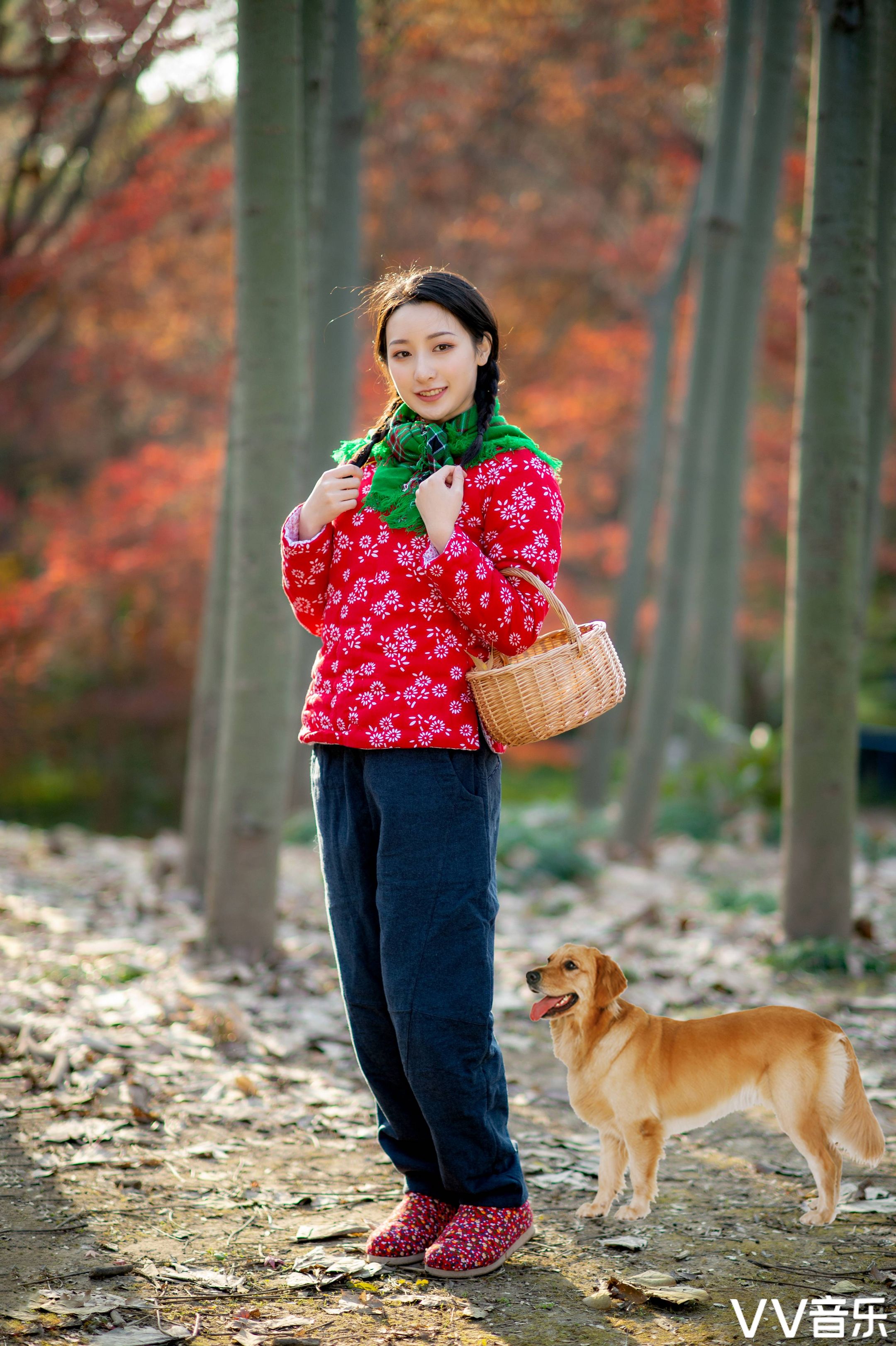 村里有个姑娘叫小芳