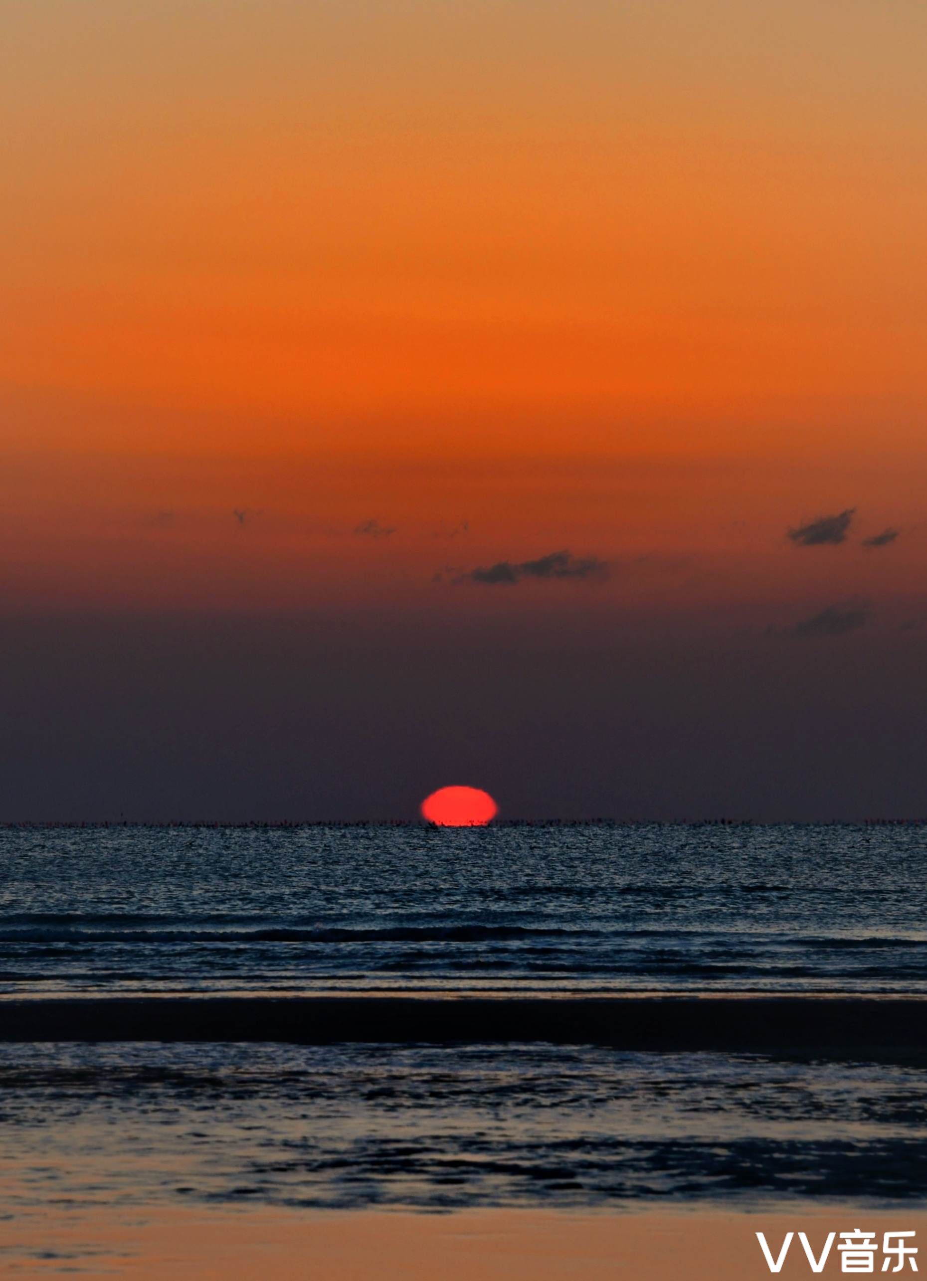 日落时分火红的太阳照射在平静的水面上自然风景素材设计
