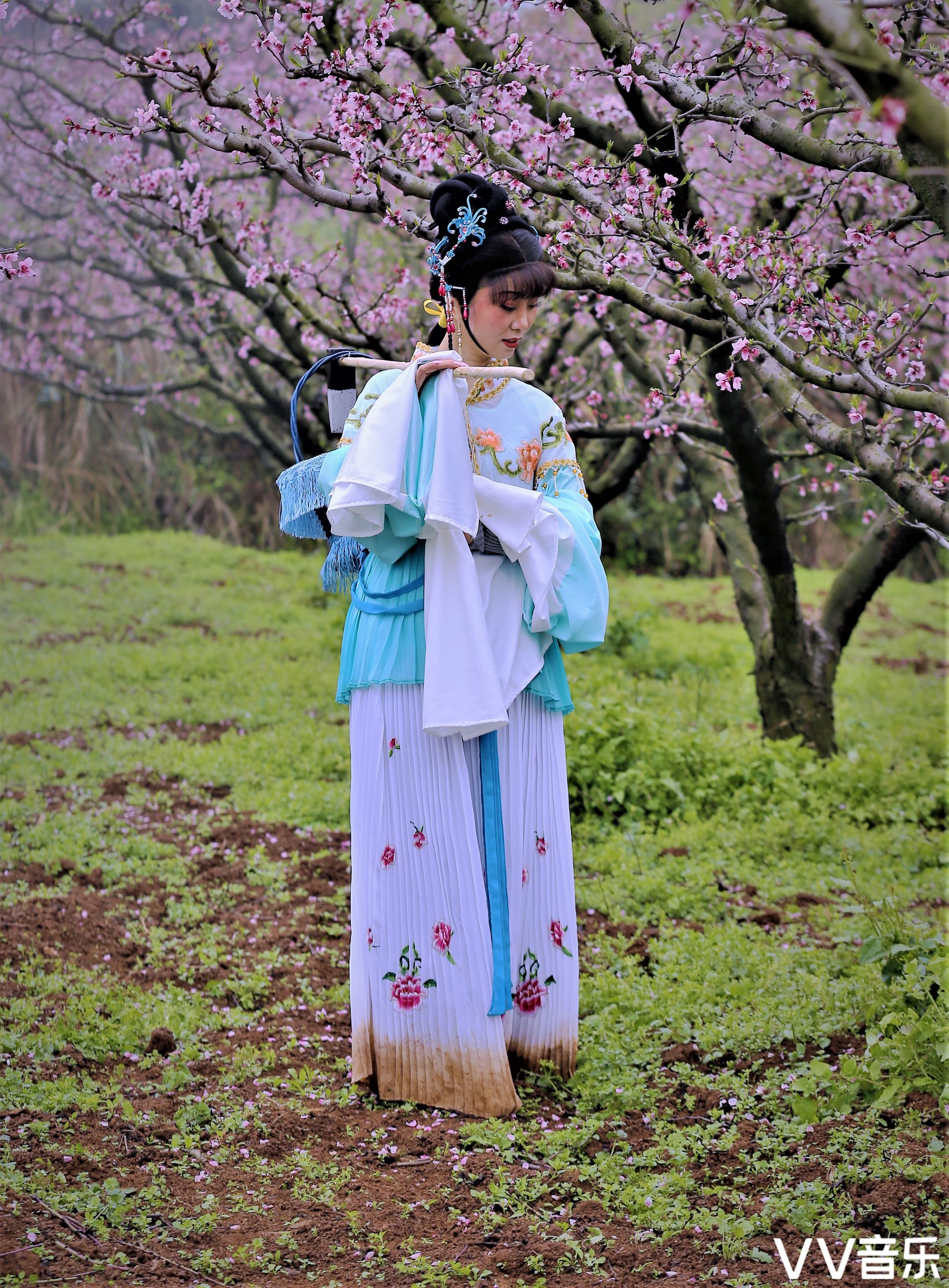 雷蒂森摄影作品《黛玉葬花》
