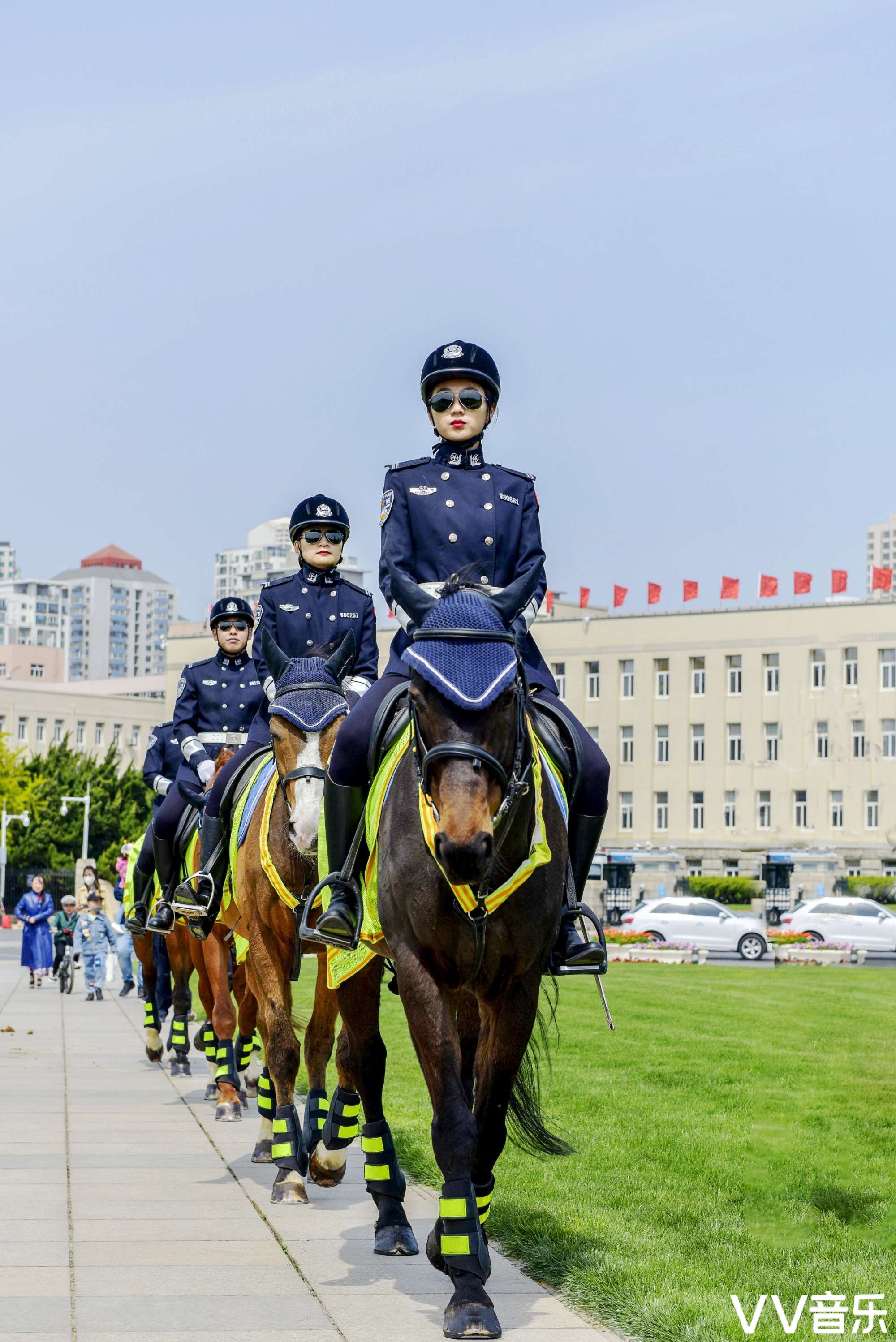 大连骑警再现风采烂漫之都最靓丽风景线