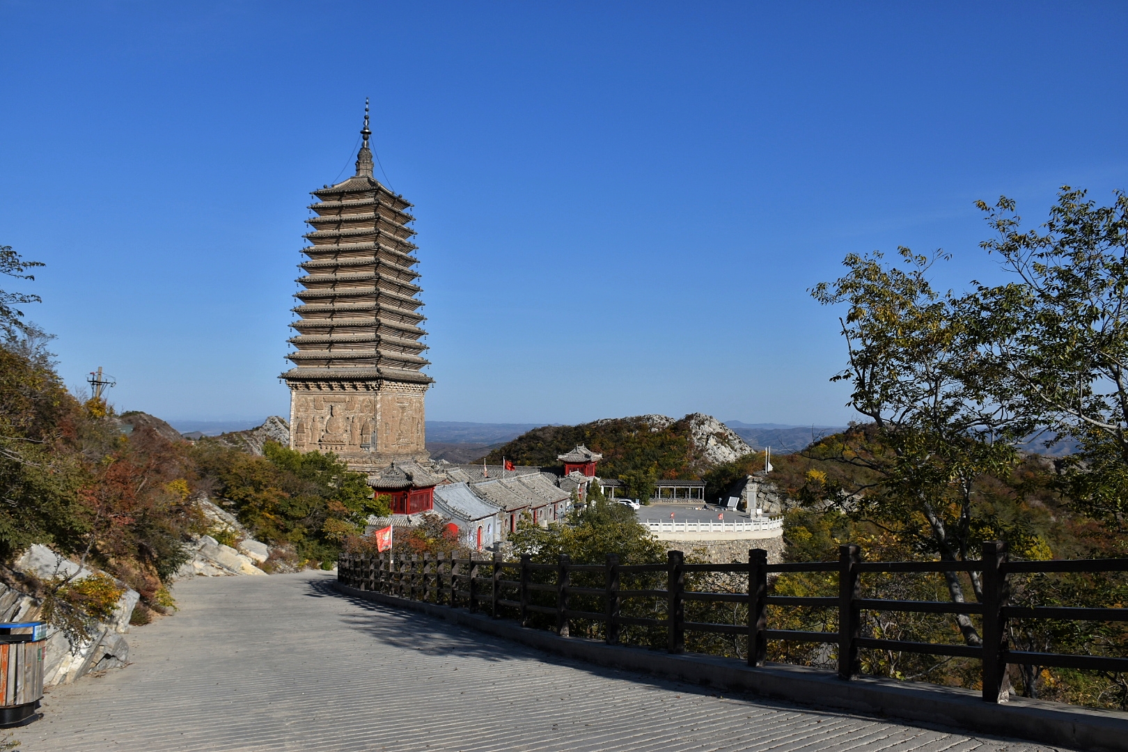 鳳凰山是遼西一大名山,是朝陽市最著名的旅遊景點.