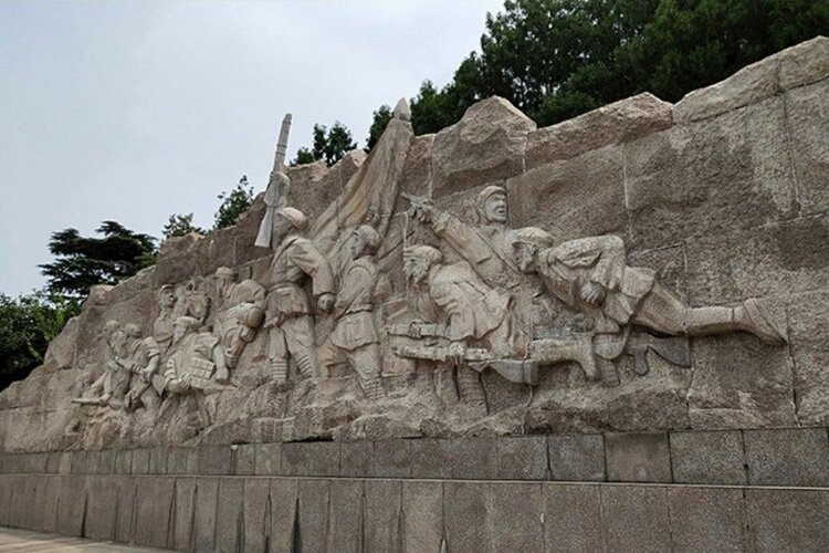 英雄山下埋忠骨,赤霞广场巨人巍.