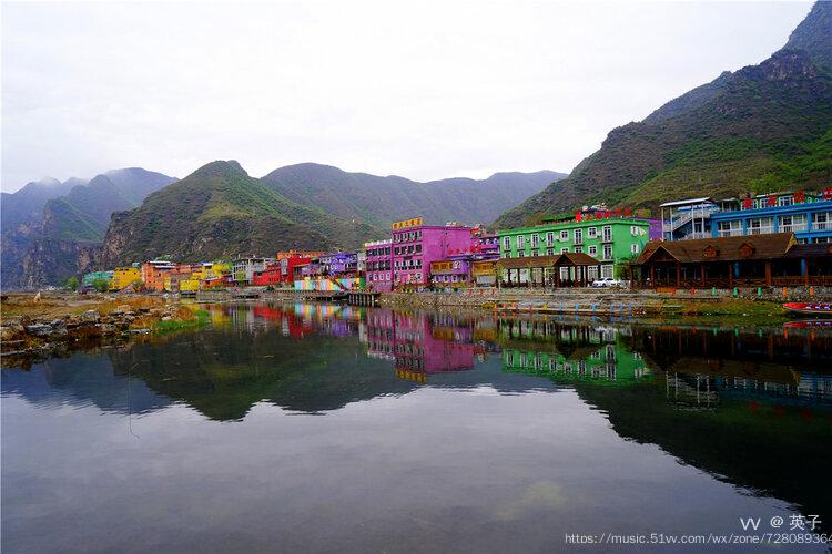 河北涞水野三坡的山水之间,藏着一个散发着艺术光彩的小镇,名为七彩