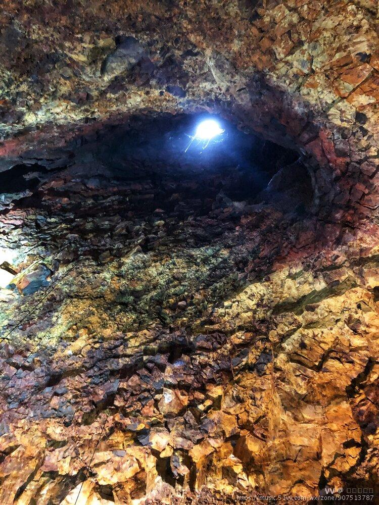 斯瑞努卡基古火山内部探险