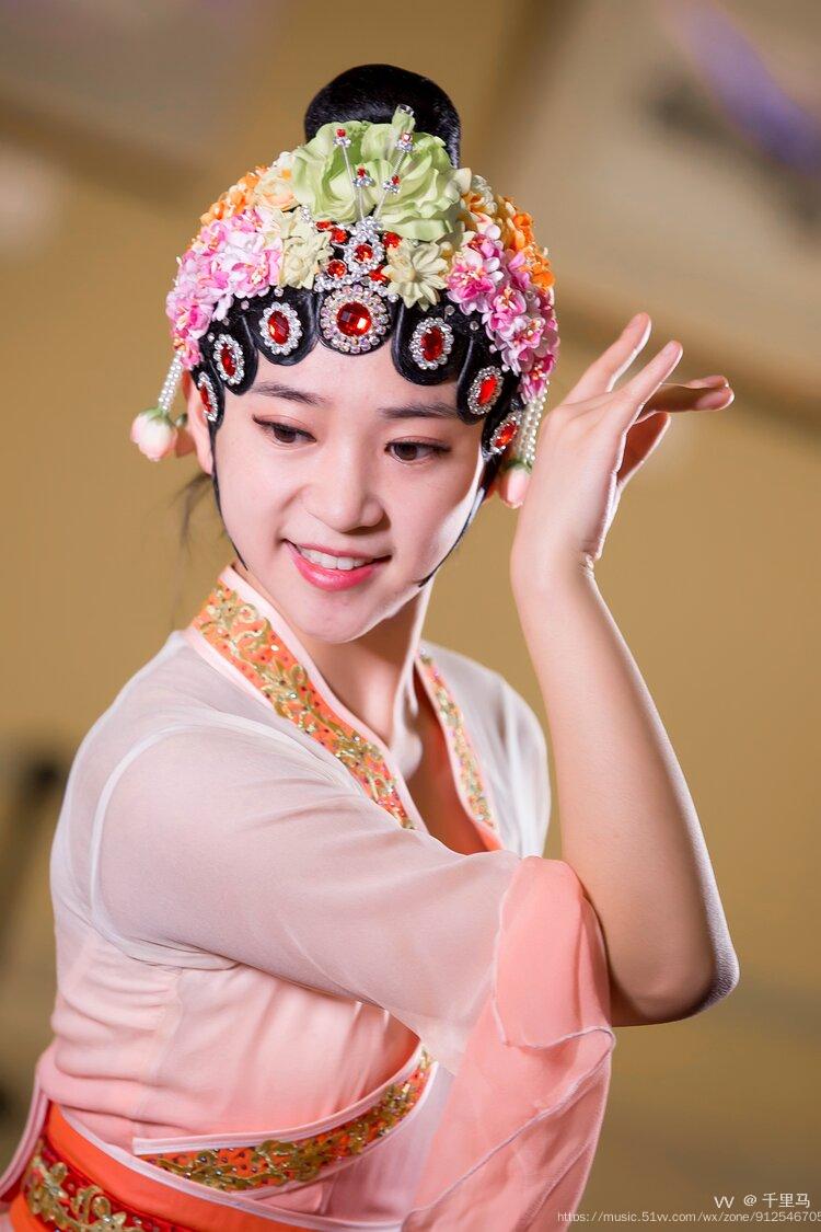 舞蹈巜俏花旦》