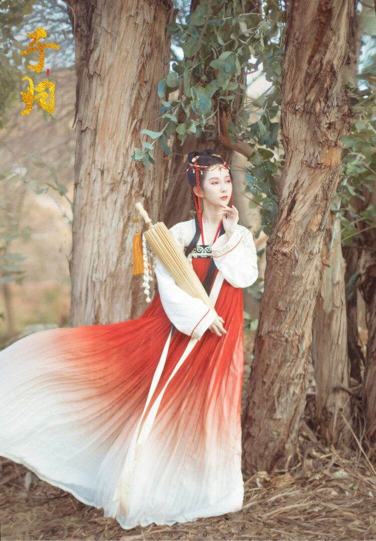 一尘红路问谁投,香叶等谁收.花事尽,窗绿小藤柔.光色无关何缱绻.