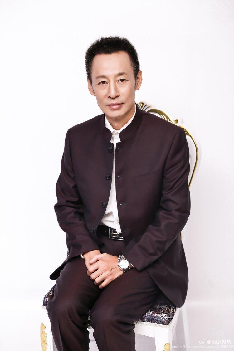 鲜艳欲滴的红菱采一篮打马江南再为伊人蜿蜒盈香的小径踏一条为相思
