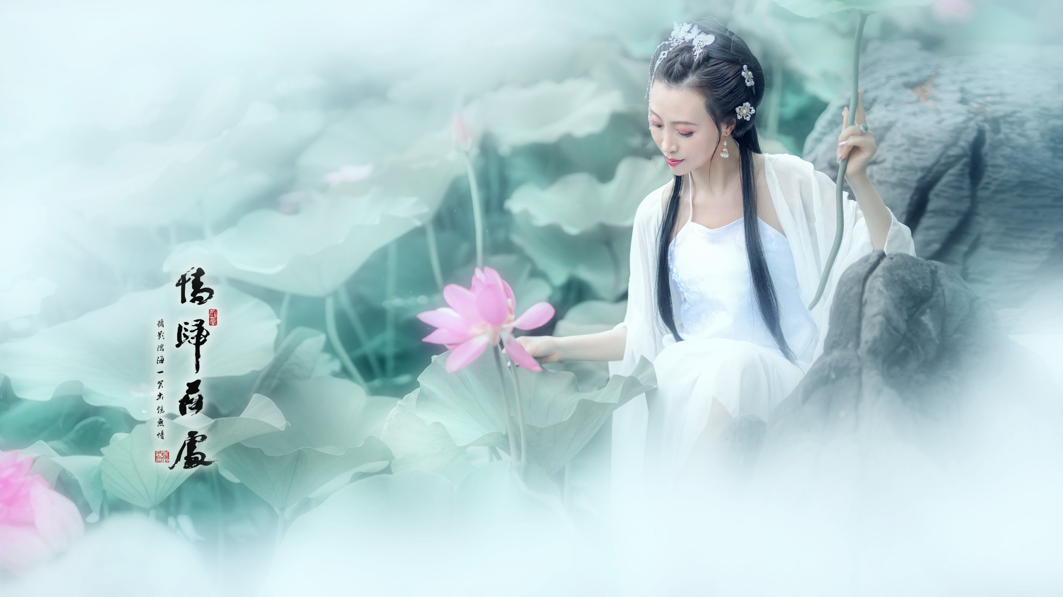 别样清姿映碧萝,风中红蕊舞婆娑