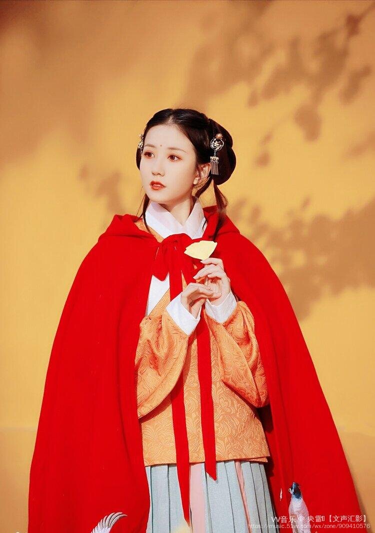 凭栏眺;雁过斜阳瘦柳摇,黛眉缱绻,指尖轻触,拾取暖香如梦,铺素宣,时光