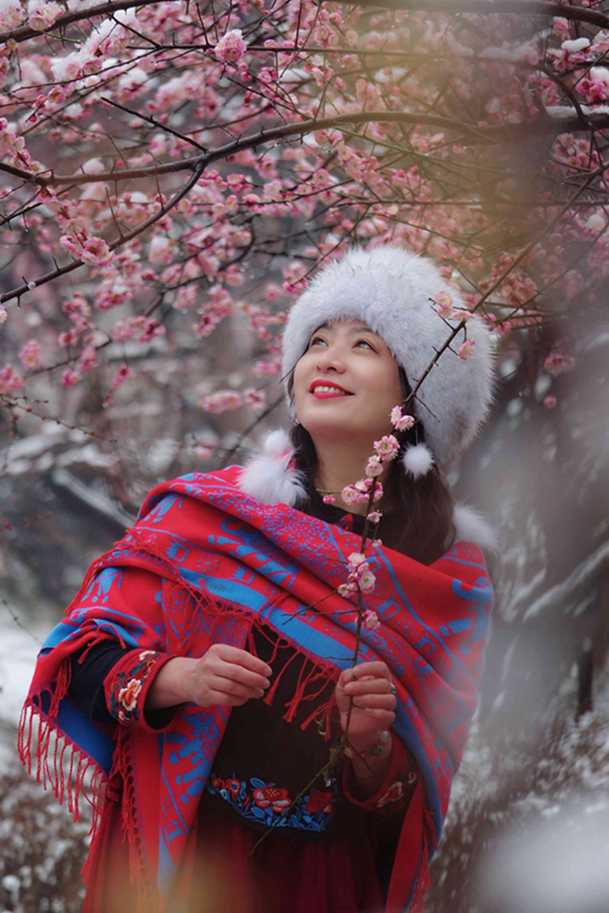 风花吹雪映红梅,嫣然一笑又一春.