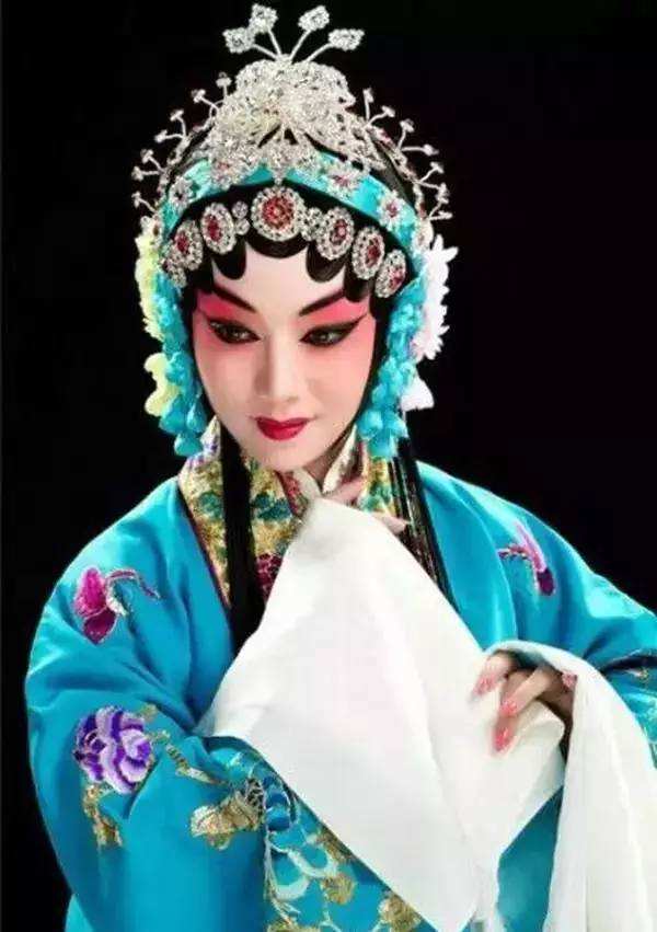 而且是永远的失去,这是每个人必经的巨大伤痛, 而我们从筱燕秋的微笑