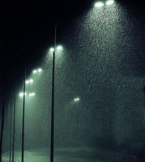 冬天夜晚下雨的图片图片