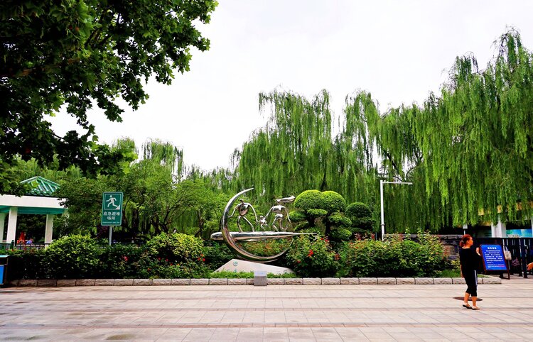 石景山雕塑公園位於石景山區八角西街,公園面積較小,類於一處大的街心