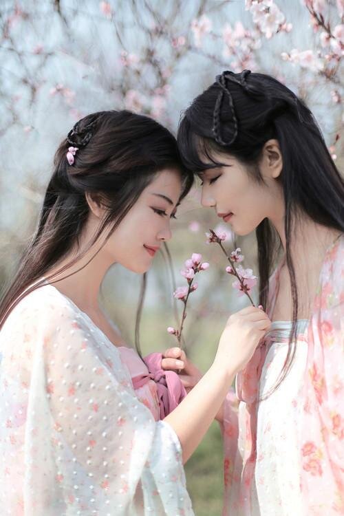 逃之夭夭看烟雨丛林,听乌呜红尘一梦越千年絮语一袖东风瘦一季落花,一