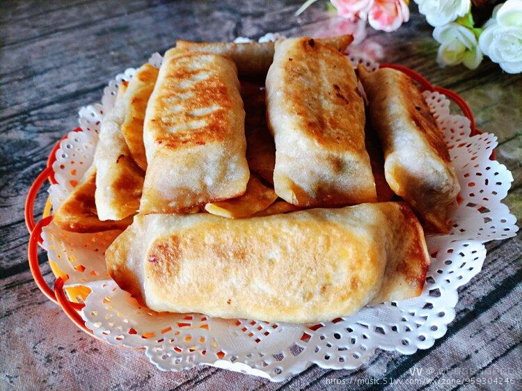 吃法也很多,比如拌凉萝卜,炸萝卜丸子,萝卜馅儿饼,萝卜馅饺子,晒萝卜