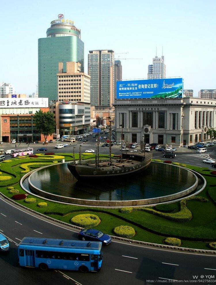 昔日的大连港湾广场船的雕塑艺术造型像大连港湾广场是大连港客运码头