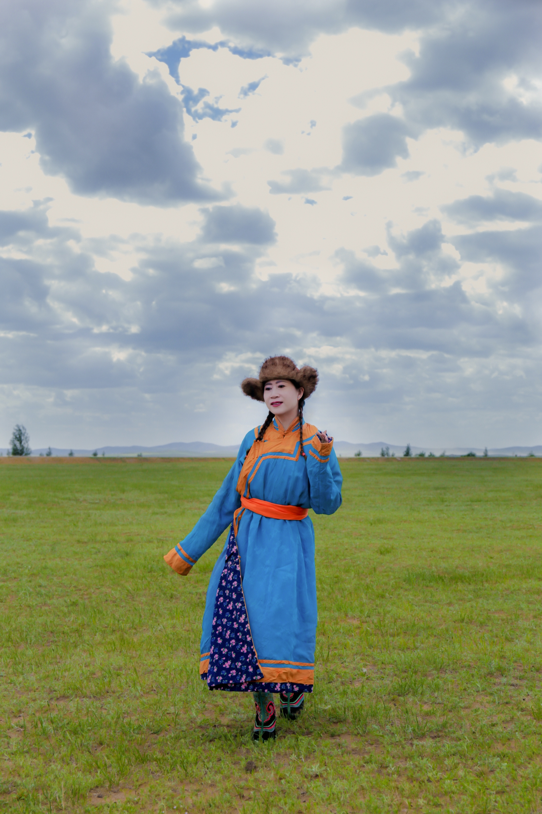 草原上放牧的姑娘图片图片