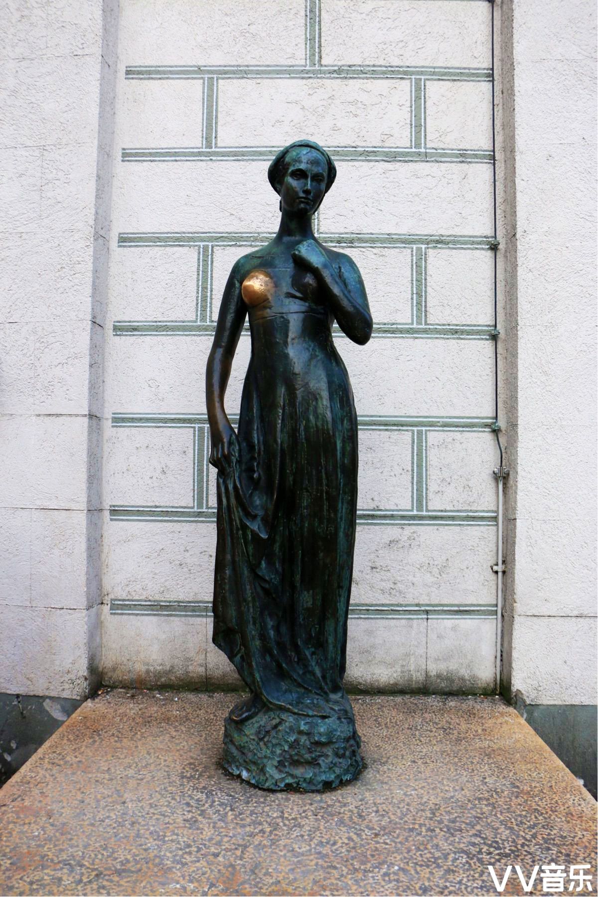 莎士比亚名著笔下的朱丽叶铜像雕塑